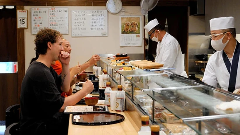 Rumah Makan di Jepang Bingung Hadapi Tip dari Turis Asing